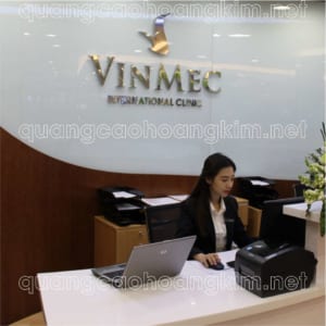 backdrop văn phòng gắn logo inox đẹp và sang trọng