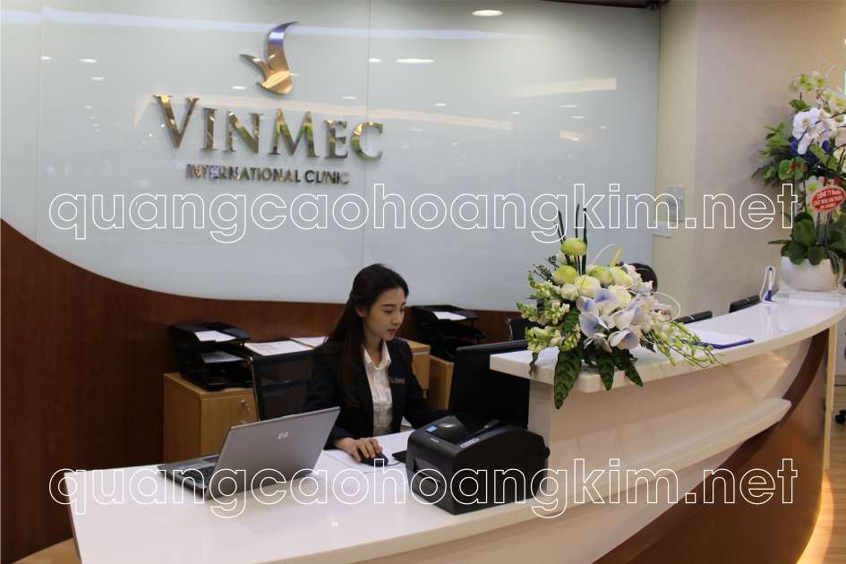 backdrop van phong gan logo inox 11 - BACKDROP VĂN PHÒNG GẮN LOGO INOX ĐẸP VÀ SANG TRỌNG