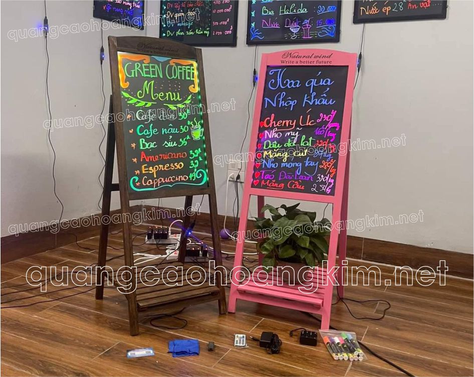bang led huynh quang menu viet tay khung go mau dac biet 1 - BẢNG ĐÈN LED HUỲNH QUANG MENU VIẾT TAY CỰC ĐẸP