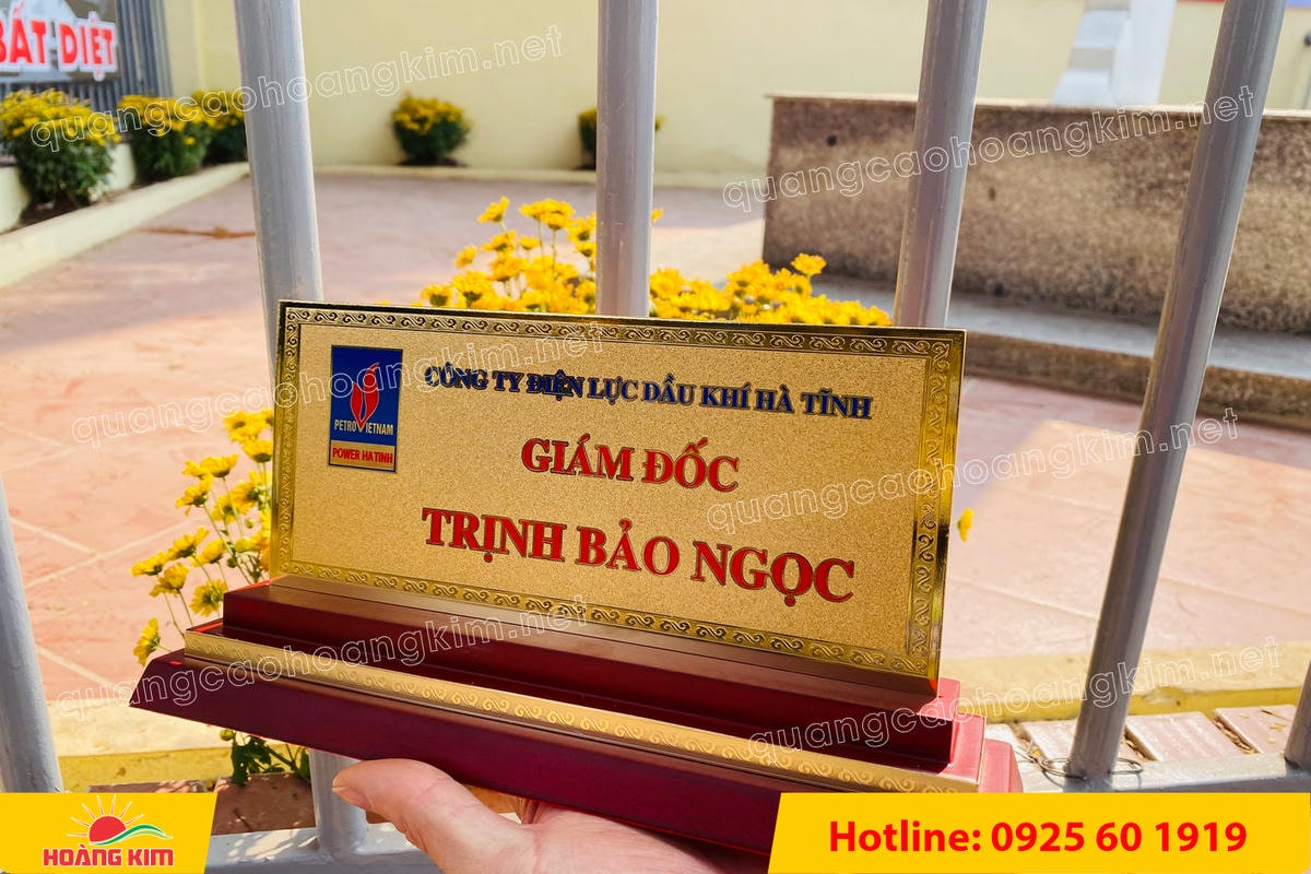 bien chuc danh mat dong 2mm co ma vang 24k de go tam cap 11x22cm dep 11 - BIỂN CHỨC DANH MẶT ĐỒNG 2MM, ĐẾ GỖ CAO CẤP, 11X22CM MẠ V&Agrave;NG 24K