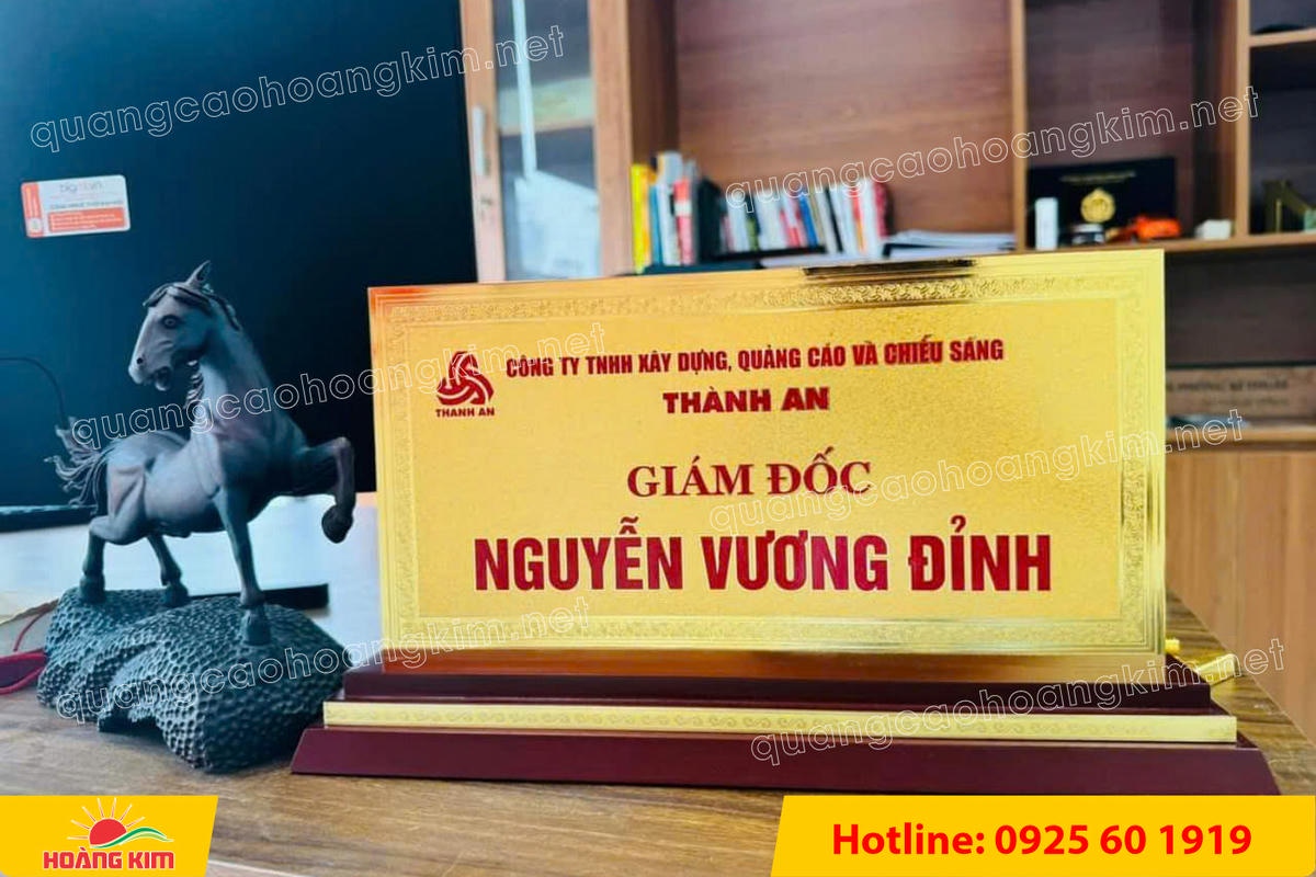 bien chuc danh mat dong 2mm co ma vang 24k de go tam cap 11x22cm dep 15 - BIỂN CHỨC DANH MẶT ĐỒNG 2MM, ĐẾ GỖ CAO CẤP, 11X22CM MẠ V&Agrave;NG 24K