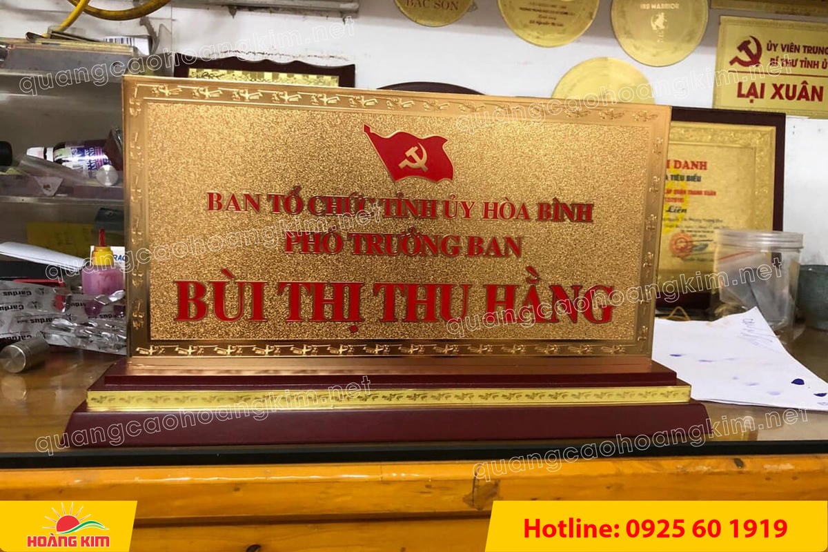 bien chuc danh mat dong 2mm co ma vang 24k de go tam cap 11x22cm dep 2 - BIỂN CHỨC DANH MẶT ĐỒNG 2MM, ĐẾ GỖ CAO CẤP, 11X22CM MẠ V&Agrave;NG 24K
