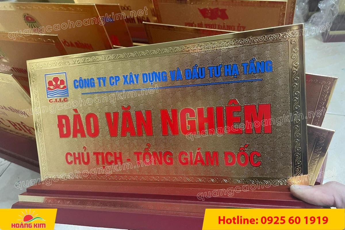 bien chuc danh mat dong 2mm co ma vang 24k de go tam cap 11x22cm dep 3 - BIỂN CHỨC DANH MẶT ĐỒNG 2MM, ĐẾ GỖ CAO CẤP, 11X22CM MẠ V&Agrave;NG 24K