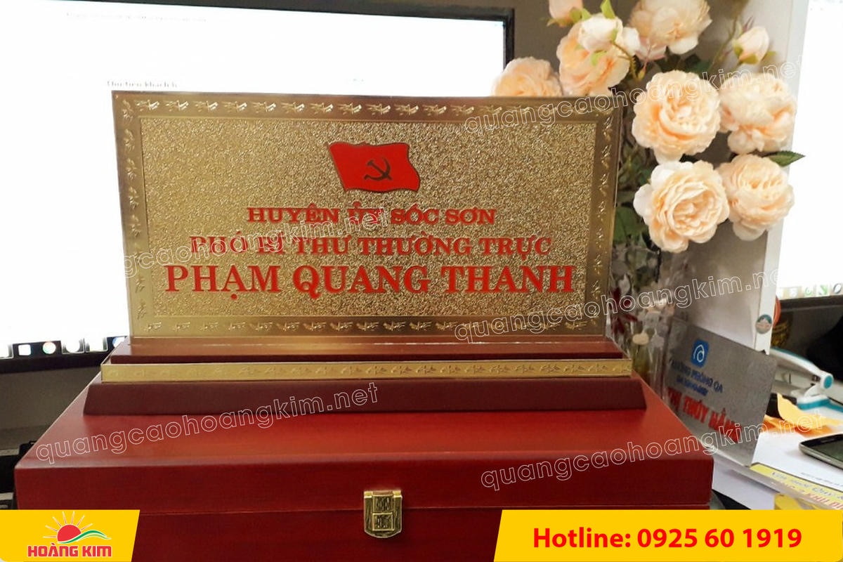 bien chuc danh mat dong 2mm co ma vang 24k de go tam cap 11x22cm dep 7 - BIỂN CHỨC DANH MẶT ĐỒNG 2MM, ĐẾ GỖ CAO CẤP, 11X22CM MẠ V&Agrave;NG 24K