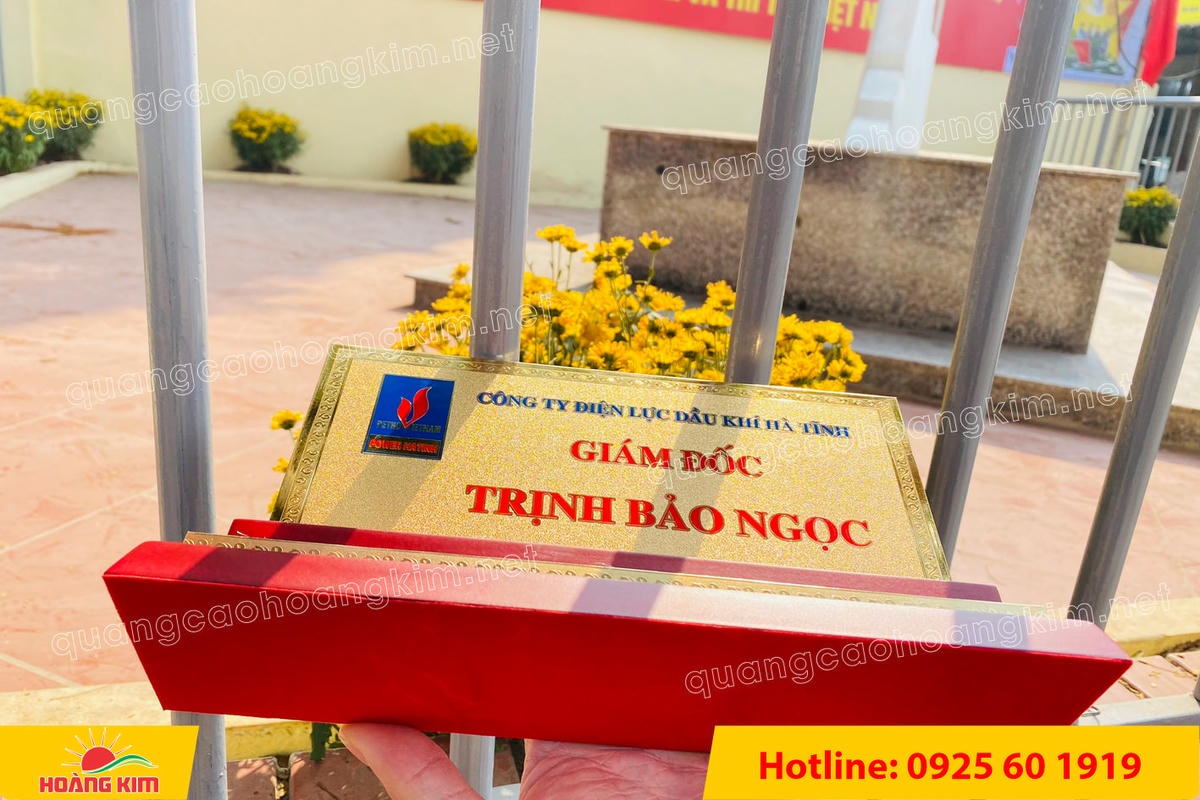 bien chuc danh mat dong 2mm co ma vang 24k de go tam cap 11x22cm dep 9 - BIỂN CHỨC DANH MẶT ĐỒNG 2MM, ĐẾ GỖ CAO CẤP, 11X22CM MẠ V&Agrave;NG 24K
