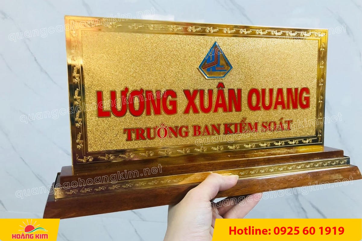 bien chuc danh mat dong 2mm co ma vang 24k de go tam cap 15x30cm dep 2 - BIỂN CHỨC DANH MẶT ĐỒNG 2MM MẠ V&Agrave;NG 24K 15X30CM &ndash; KHỔ LỚN, ĐẲNG CẤP D&Agrave;NH CHO L&Atilde;NH ĐẠO