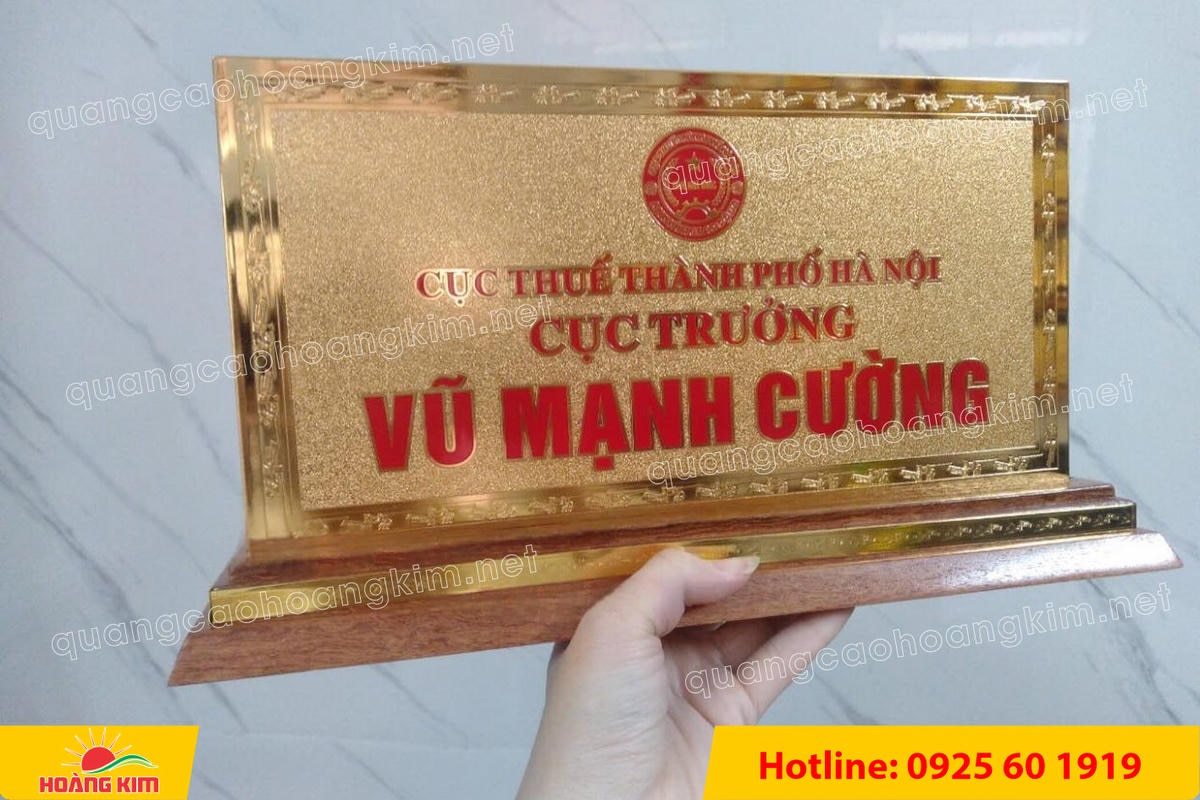 bien chuc danh mat dong 2mm co ma vang 24k de go tam cap 15x30cm dep 3 - BIỂN CHỨC DANH MẶT ĐỒNG 2MM MẠ V&Agrave;NG 24K 15X30CM &ndash; KHỔ LỚN, ĐẲNG CẤP D&Agrave;NH CHO L&Atilde;NH ĐẠO