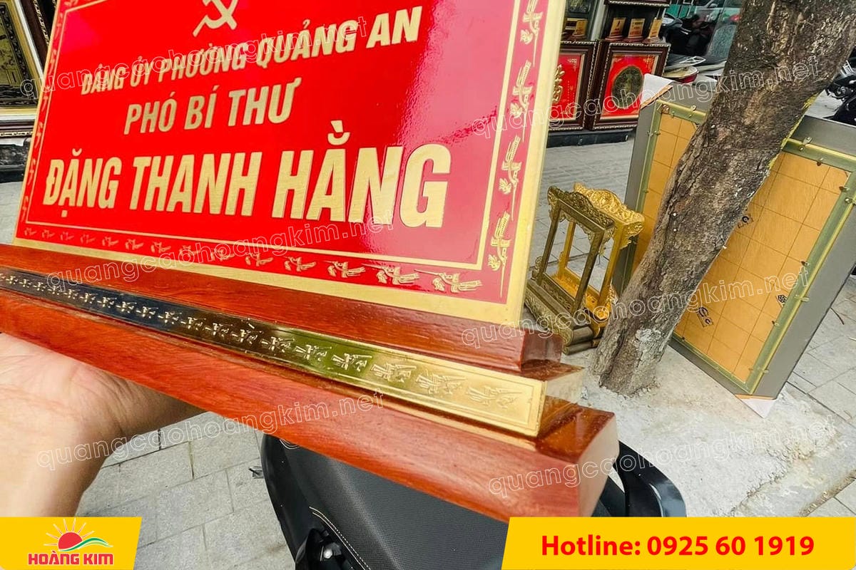 bien chuc danh mat dong 2mm co ma vang 24k de go tam cap 15x30cm dep 5 - BIỂN CHỨC DANH MẶT ĐỒNG 2MM MẠ V&Agrave;NG 24K 15X30CM &ndash; KHỔ LỚN, ĐẲNG CẤP D&Agrave;NH CHO L&Atilde;NH ĐẠO