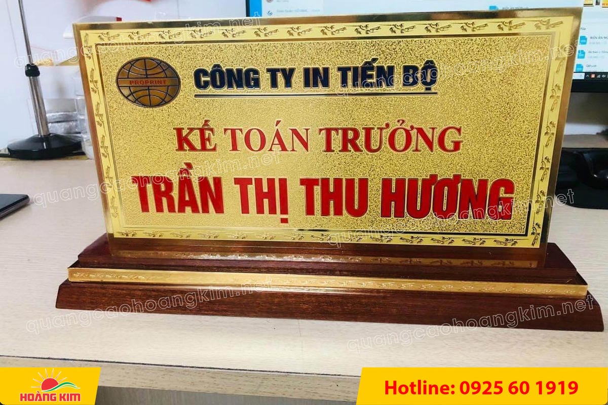 bien chuc danh mat dong 2mm khong ma vang de go tam cap 11x22cm dep 11 - BIỂN CHỨC DANH MẶT ĐỒNG 2MM, ĐẾ GỖ CAO CẤP, 11X22CM KH&Ocirc;NG MẠ V&Agrave;NG