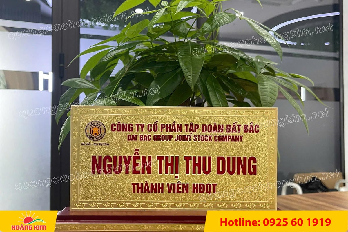 bien chuc danh mat dong 2mm khong ma vang de go tam cap 11x22cm dep 13 - BIỂN CHỨC DANH MẶT ĐỒNG 2MM, ĐẾ GỖ CAO CẤP, 11X22CM KH&Ocirc;NG MẠ V&Agrave;NG