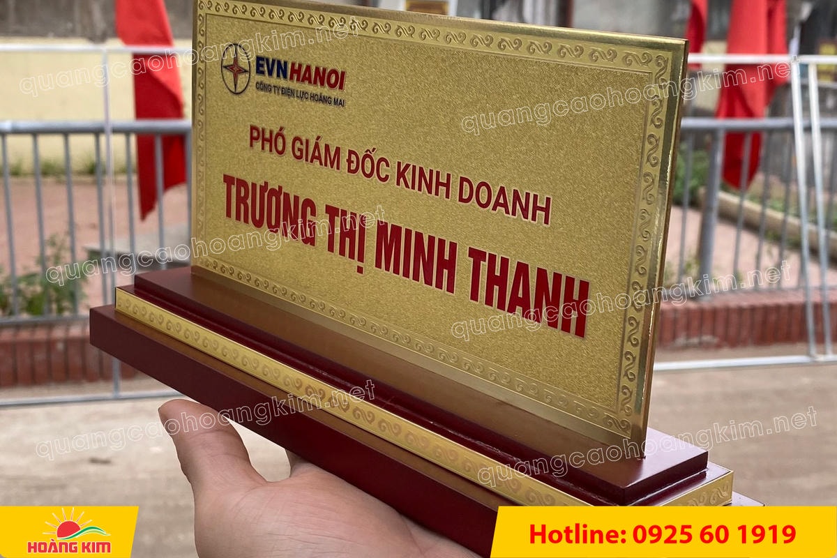 bien chuc danh mat dong 2mm khong ma vang de go tam cap 11x22cm dep 15 - BIỂN CHỨC DANH MẶT ĐỒNG 2MM, ĐẾ GỖ CAO CẤP, 11X22CM KH&Ocirc;NG MẠ V&Agrave;NG