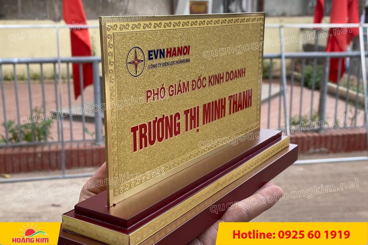 bien chuc danh mat dong 2mm khong ma vang de go tam cap 11x22cm dep 16 - BIỂN CHỨC DANH MẶT ĐỒNG 2MM, ĐẾ GỖ CAO CẤP, 11X22CM KH&Ocirc;NG MẠ V&Agrave;NG