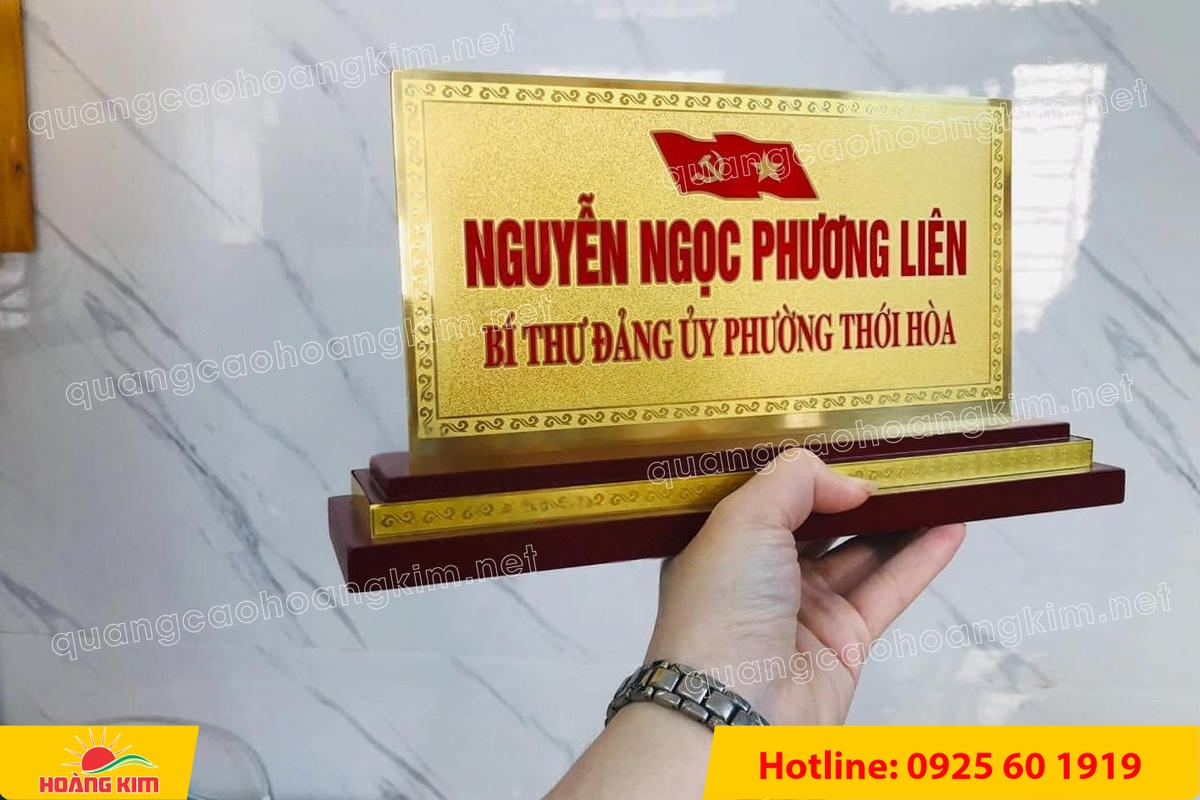 bien chuc danh mat dong 2mm khong ma vang de go tam cap 11x22cm dep 18 - BIỂN CHỨC DANH MẶT ĐỒNG 2MM, ĐẾ GỖ CAO CẤP, 11X22CM KH&Ocirc;NG MẠ V&Agrave;NG