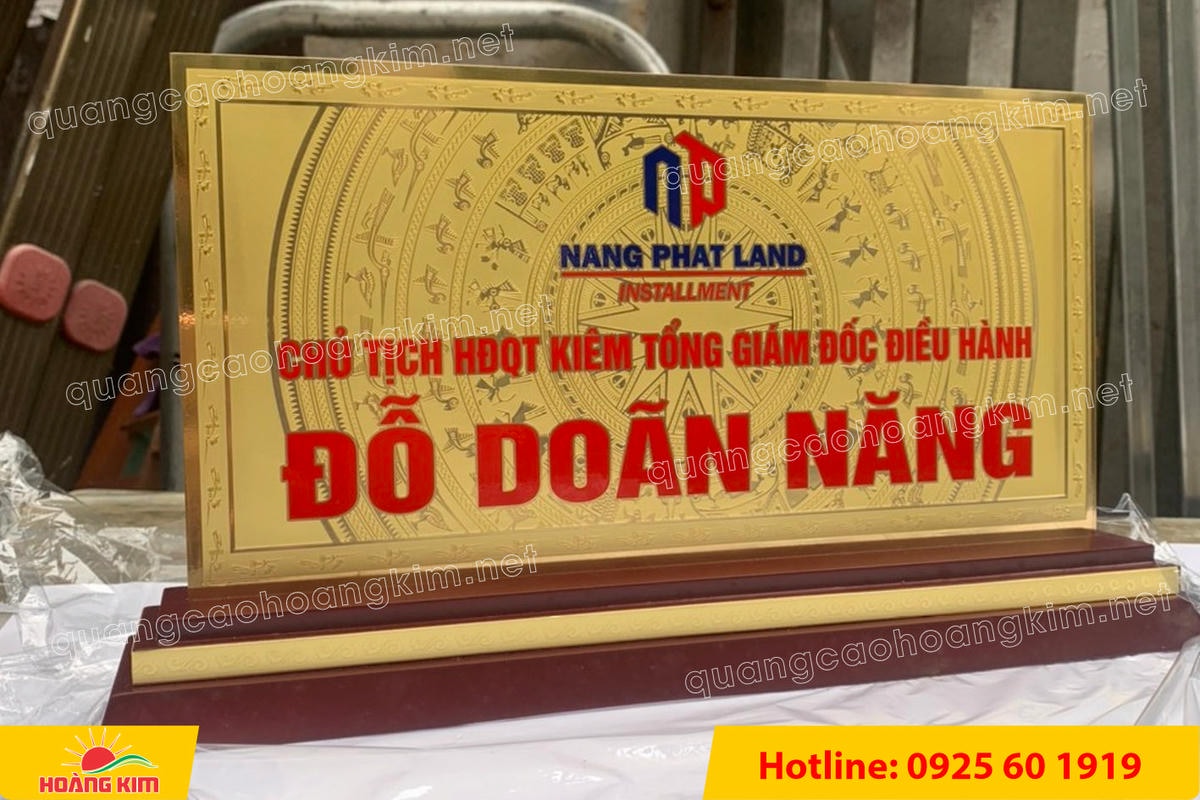 bien chuc danh mat dong 2mm khong ma vang de go tam cap 11x22cm dep 2 - BIỂN CHỨC DANH MẶT ĐỒNG 2MM, ĐẾ GỖ CAO CẤP, 11X22CM KH&Ocirc;NG MẠ V&Agrave;NG