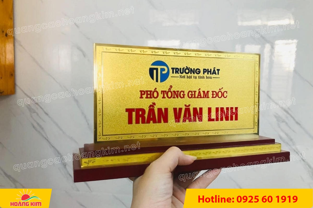 bien chuc danh mat dong 2mm khong ma vang de go tam cap 11x22cm dep 7 - BIỂN CHỨC DANH MẶT ĐỒNG 2MM, ĐẾ GỖ CAO CẤP, 11X22CM KH&Ocirc;NG MẠ V&Agrave;NG