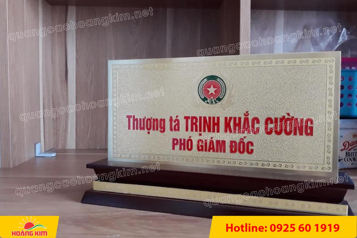 bien chuc danh cong an mat dong 2mm de go tam cap  - BIỂN CHỨC DANH C&Ocirc;NG AN ĐỂ B&Agrave;N CỰC ĐẸP, SANG TRỌNG
