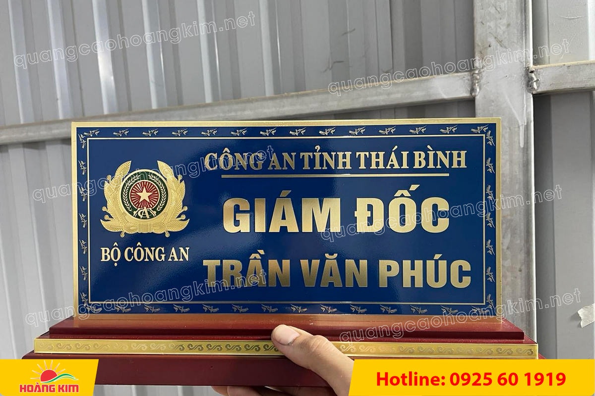 bien chuc danh cong an mat dong 2mm de go tam cap  2 - BIỂN CHỨC DANH C&Ocirc;NG AN ĐỂ B&Agrave;N CỰC ĐẸP, SANG TRỌNG
