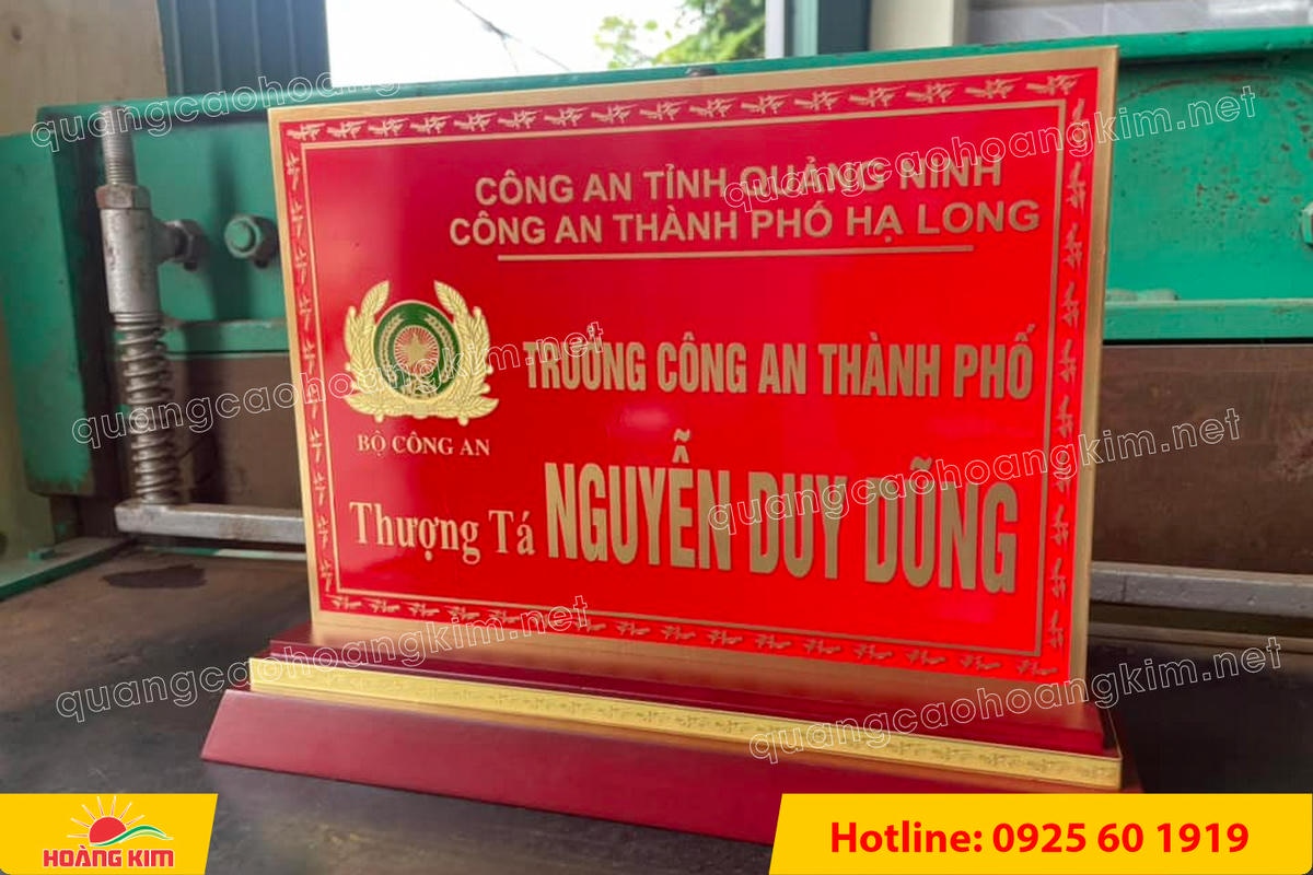 bien chuc danh cong an mat dong 2mm de go tam cap  3 - BIỂN CHỨC DANH C&Ocirc;NG AN ĐỂ B&Agrave;N CỰC ĐẸP, SANG TRỌNG
