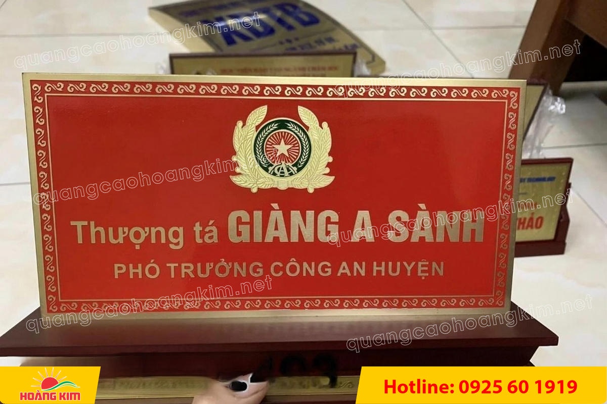 bien chuc danh cong an mat dong 2mm de go tam cap  4 - BIỂN CHỨC DANH C&Ocirc;NG AN ĐỂ B&Agrave;N CỰC ĐẸP, SANG TRỌNG