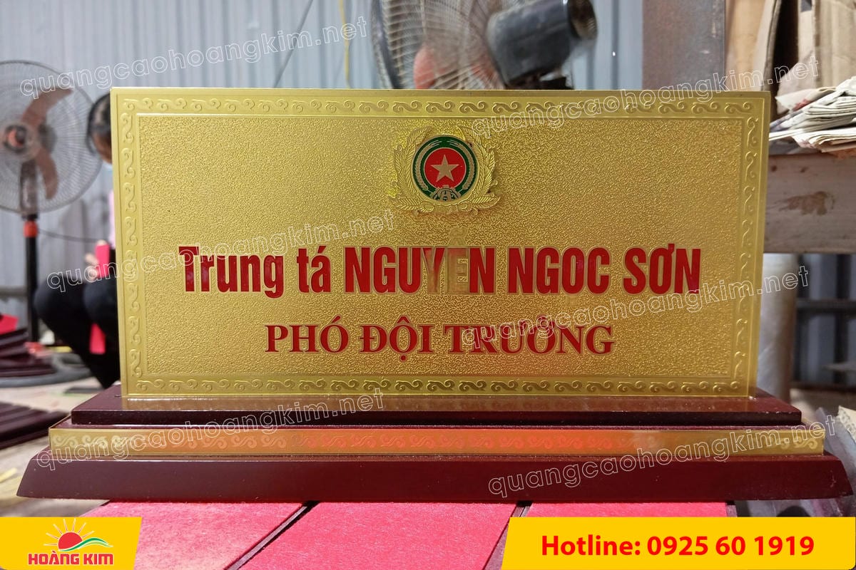 bien chuc danh cong an mat dong 2mm de go tam cap co ma vang 24k gan logo noi - BIỂN CHỨC DANH C&Ocirc;NG AN ĐỂ B&Agrave;N CỰC ĐẸP, SANG TRỌNG