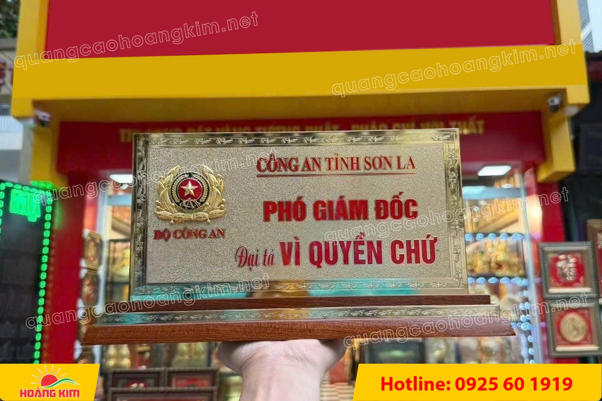 bien chuc danh cong an mat dong 2mm de go tam cap co ma vang 24k gan logo noi 13 - BIỂN CHỨC DANH C&Ocirc;NG AN ĐỂ B&Agrave;N CỰC ĐẸP, SANG TRỌNG