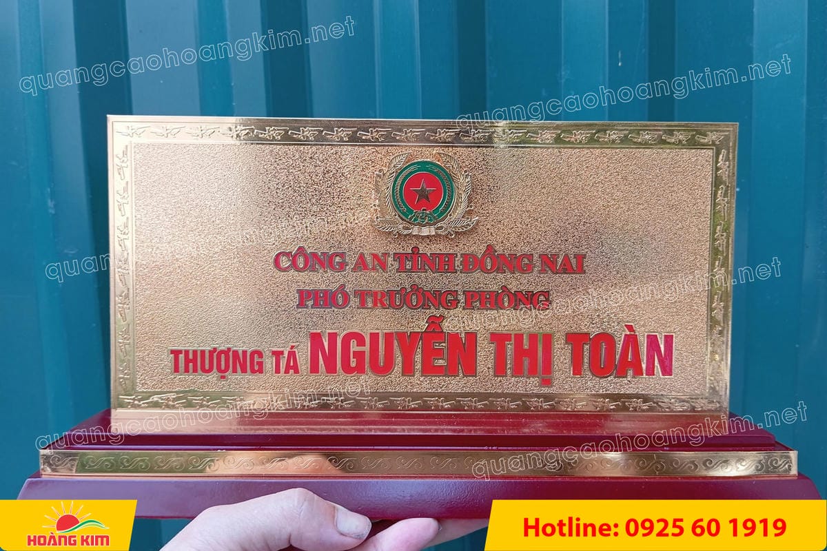 bien chuc danh cong an mat dong 2mm de go tam cap co ma vang 24k gan logo noi 2 - BIỂN CHỨC DANH C&Ocirc;NG AN ĐỂ B&Agrave;N CỰC ĐẸP, SANG TRỌNG