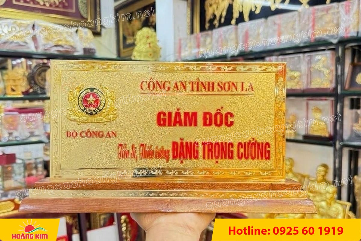 bien chuc danh cong an mat dong 2mm de go tam cap co ma vang 24k gan logo noi 3 - BIỂN CHỨC DANH C&Ocirc;NG AN ĐỂ B&Agrave;N CỰC ĐẸP, SANG TRỌNG