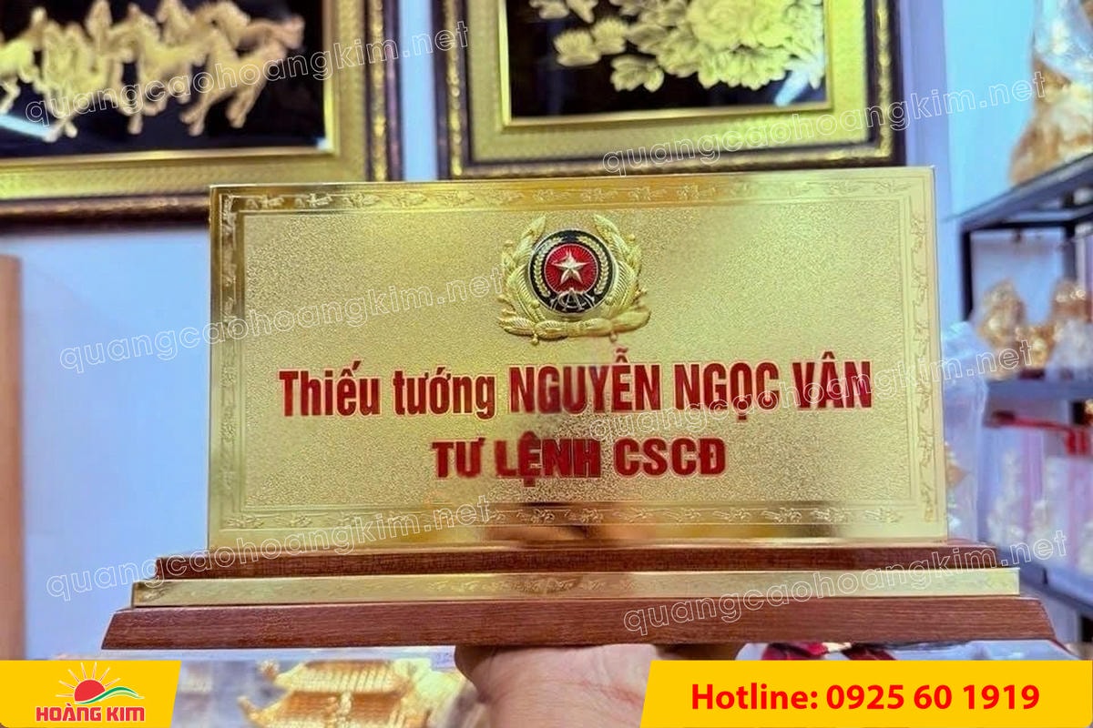 bien chuc danh cong an mat dong 2mm de go tam cap co ma vang 24k gan logo noi 8 - BIỂN CHỨC DANH C&Ocirc;NG AN ĐỂ B&Agrave;N CỰC ĐẸP, SANG TRỌNG