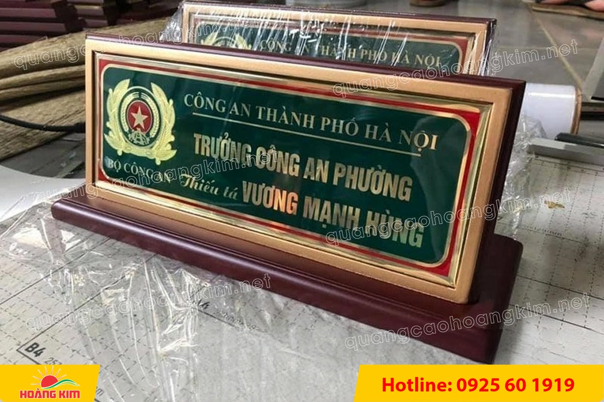 bien chuc danh cong an mat dong go phu thuy tinh  - BIỂN CHỨC DANH C&Ocirc;NG AN ĐỂ B&Agrave;N CỰC ĐẸP, SANG TRỌNG
