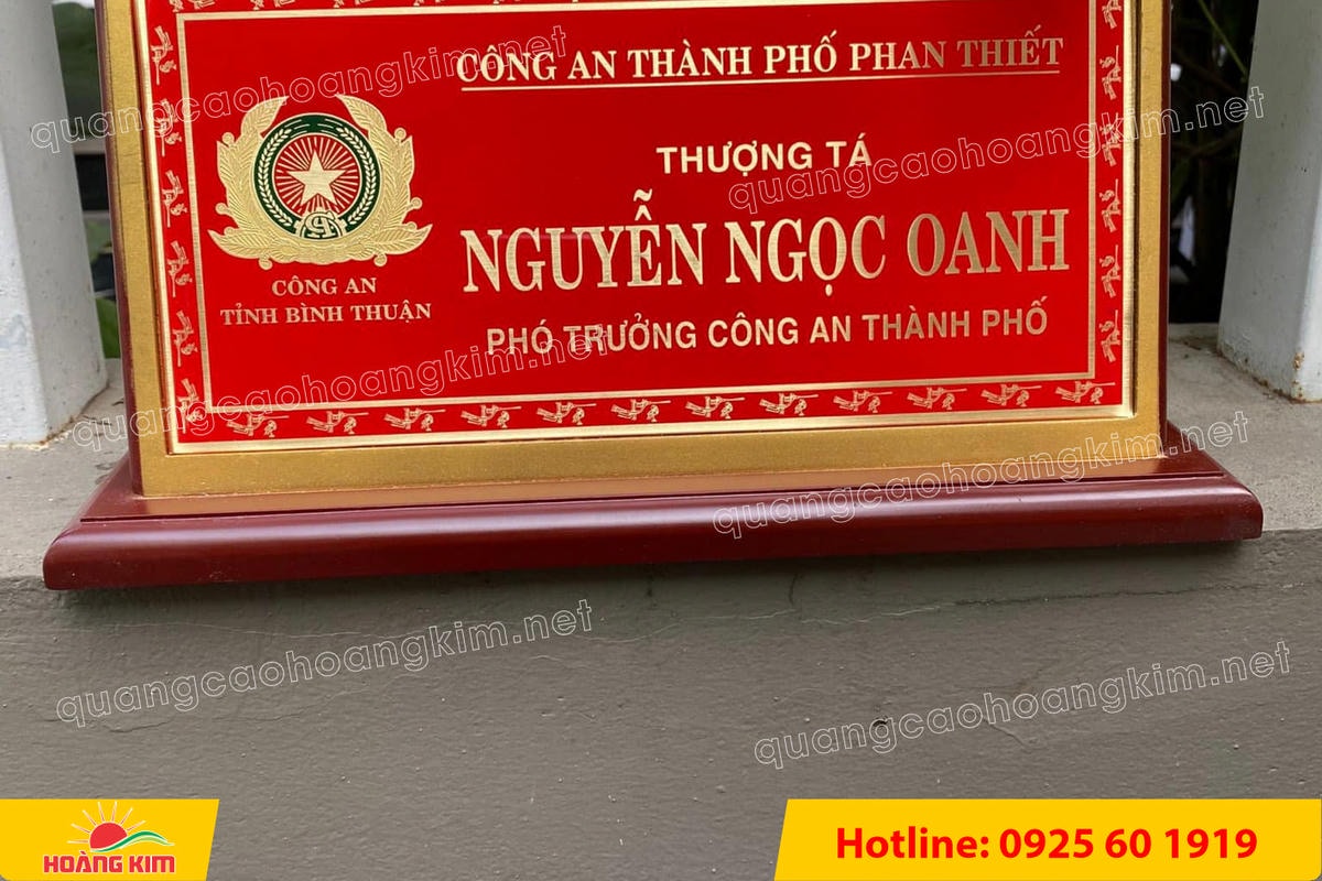 bien chuc danh cong an mat dong go phu thuy tinh  10 - BIỂN CHỨC DANH C&Ocirc;NG AN ĐỂ B&Agrave;N CỰC ĐẸP, SANG TRỌNG