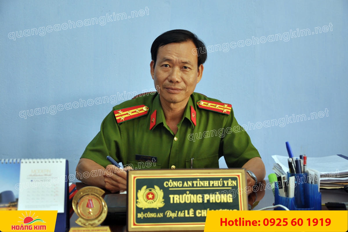 bien chuc danh cong an mat dong go phu thuy tinh  2 - BIỂN CHỨC DANH C&Ocirc;NG AN ĐỂ B&Agrave;N CỰC ĐẸP, SANG TRỌNG