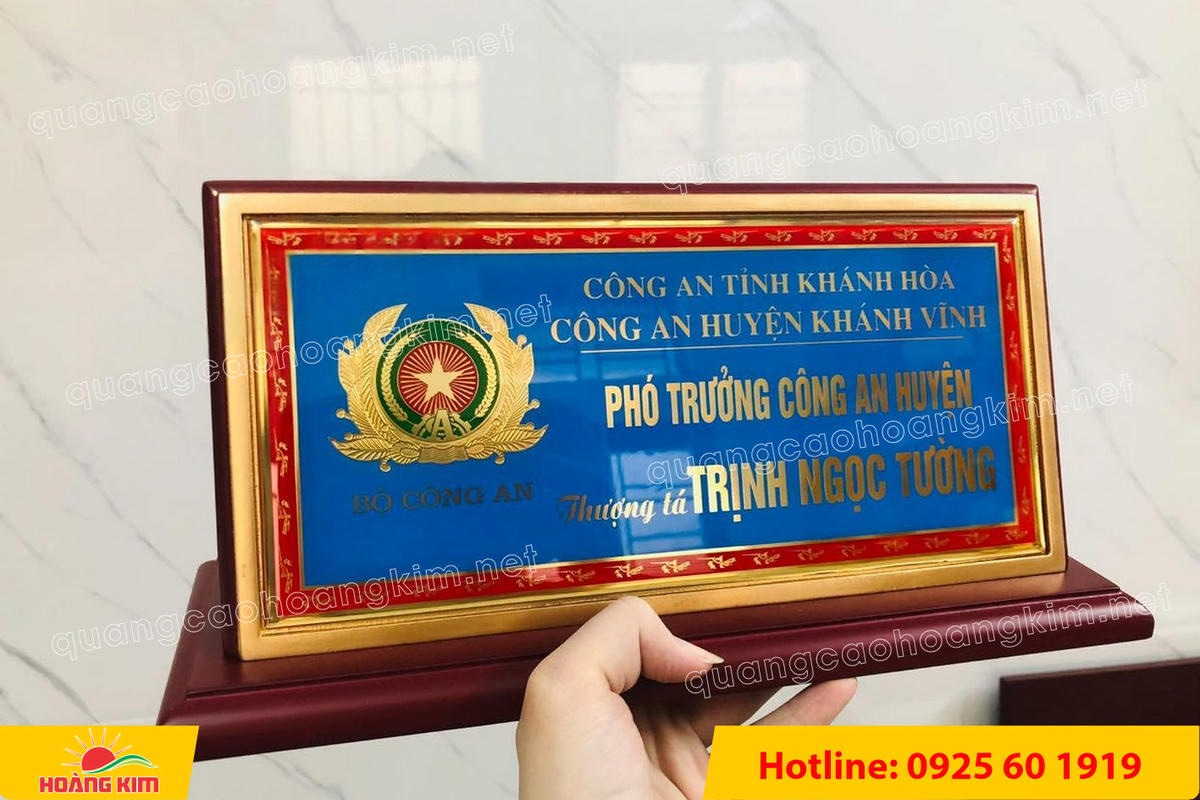 bien chuc danh cong an mat dong go phu thuy tinh  30 - BIỂN CHỨC DANH C&Ocirc;NG AN ĐỂ B&Agrave;N CỰC ĐẸP, SANG TRỌNG