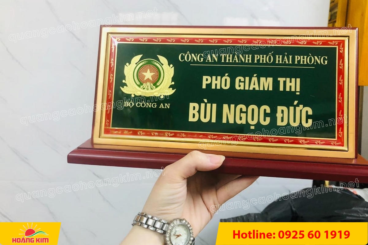 bien chuc danh cong an mat dong go phu thuy tinh  33 - BIỂN CHỨC DANH C&Ocirc;NG AN ĐỂ B&Agrave;N CỰC ĐẸP, SANG TRỌNG