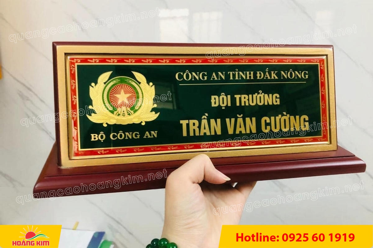 bien chuc danh cong an mat dong go phu thuy tinh  60 - BIỂN CHỨC DANH C&Ocirc;NG AN ĐỂ B&Agrave;N CỰC ĐẸP, SANG TRỌNG
