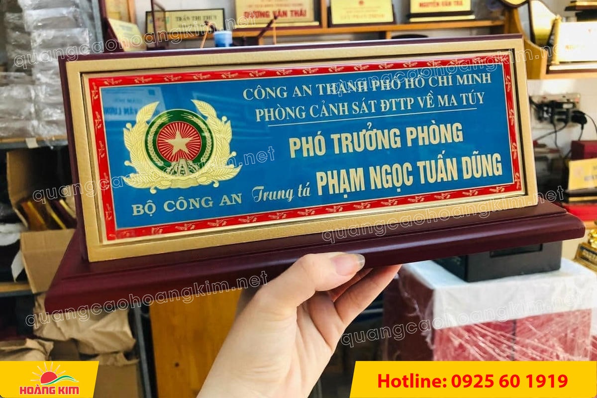 bien chuc danh cong an mat dong go phu thuy tinh  64 - BIỂN CHỨC DANH C&Ocirc;NG AN ĐỂ B&Agrave;N CỰC ĐẸP, SANG TRỌNG