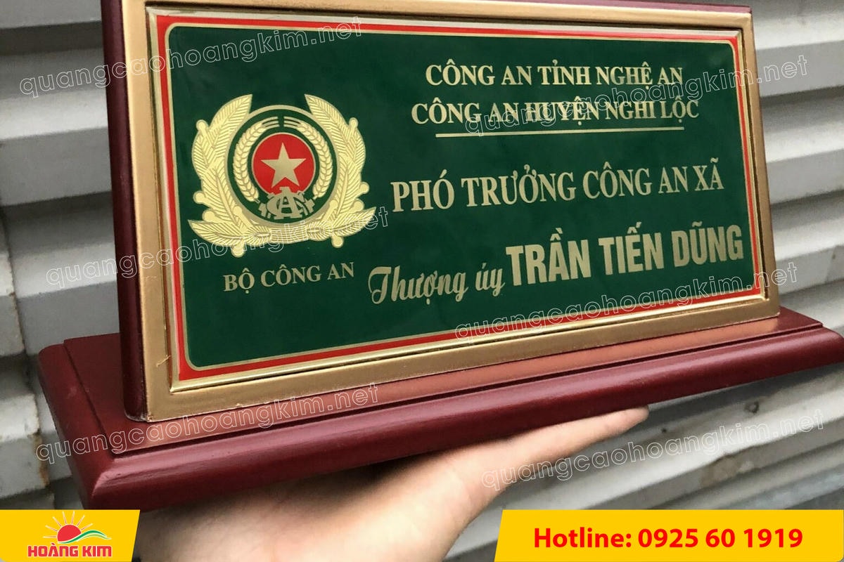 bien chuc danh cong an mat dong go phu thuy tinh  7 - BIỂN CHỨC DANH C&Ocirc;NG AN ĐỂ B&Agrave;N CỰC ĐẸP, SANG TRỌNG