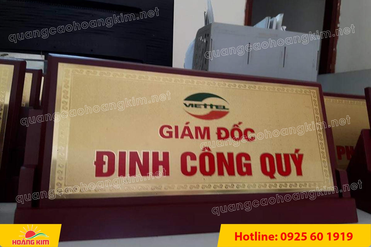bien chuc danh quan doi de tam giac dong go - BIỂN CHỨC DANH QU&Acirc;N ĐỘI, BẢNG T&Ecirc;N ĐỂ B&Agrave;N CỰC ĐẸP