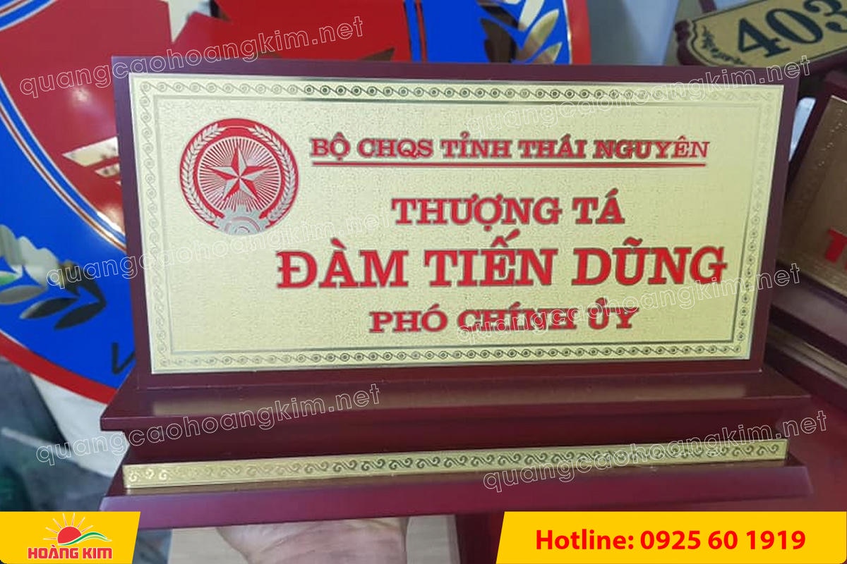 bien chuc danh quan doi dong go 2 mat de tam cap 3 - BIỂN CHỨC DANH QU&Acirc;N ĐỘI, BẢNG T&Ecirc;N ĐỂ B&Agrave;N CỰC ĐẸP