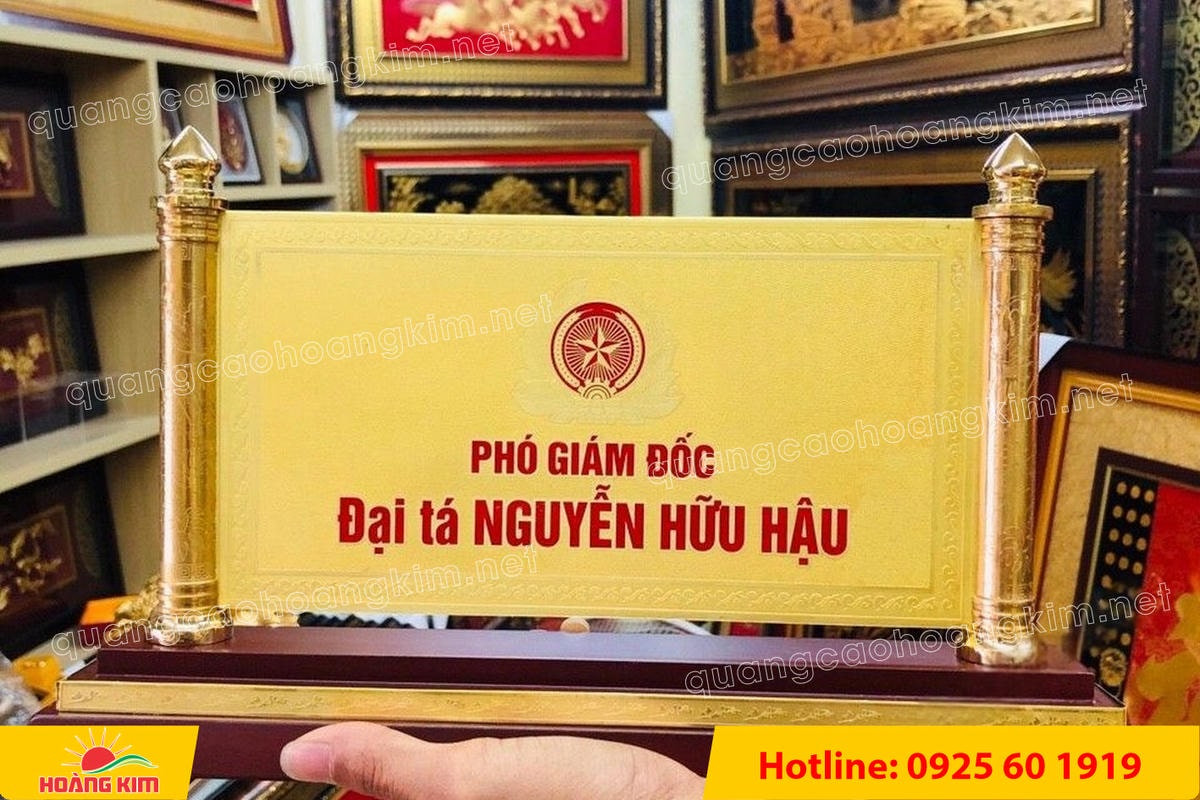 bien chuc danh quan doi mat dong 2mm gan 2 cot rong de go co ma vang 24k - BIỂN CHỨC DANH QU&Acirc;N ĐỘI, BẢNG T&Ecirc;N ĐỂ B&Agrave;N CỰC ĐẸP