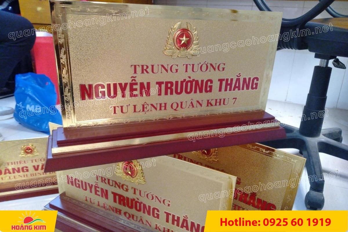 bien chuc danh quan doi mat dong 2mm kt15x30cm de go co ma vang 24k gan logo noi 15 - BIỂN CHỨC DANH QU&Acirc;N ĐỘI, BẢNG T&Ecirc;N ĐỂ B&Agrave;N CỰC ĐẸP