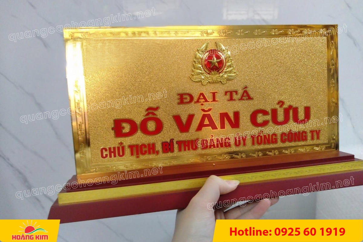 bien chuc danh quan doi mat dong 2mm kt15x30cm de go co ma vang 24k gan logo noi 16 - BIỂN CHỨC DANH QU&Acirc;N ĐỘI, BẢNG T&Ecirc;N ĐỂ B&Agrave;N CỰC ĐẸP