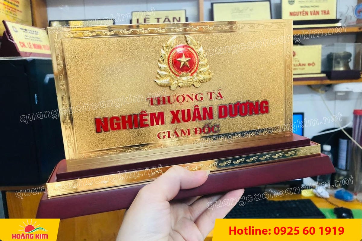 bien chuc danh quan doi mat dong 2mm kt15x30cm de go co ma vang 24k gan logo noi 18 - BIỂN CHỨC DANH QU&Acirc;N ĐỘI, BẢNG T&Ecirc;N ĐỂ B&Agrave;N CỰC ĐẸP