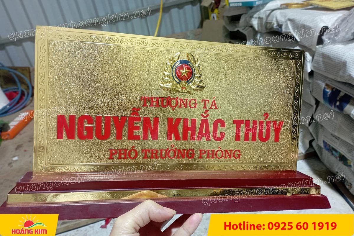 bien chuc danh quan doi mat dong 2mm kt15x30cm de go co ma vang 24k gan logo noi 21 - BIỂN CHỨC DANH QU&Acirc;N ĐỘI, BẢNG T&Ecirc;N ĐỂ B&Agrave;N CỰC ĐẸP