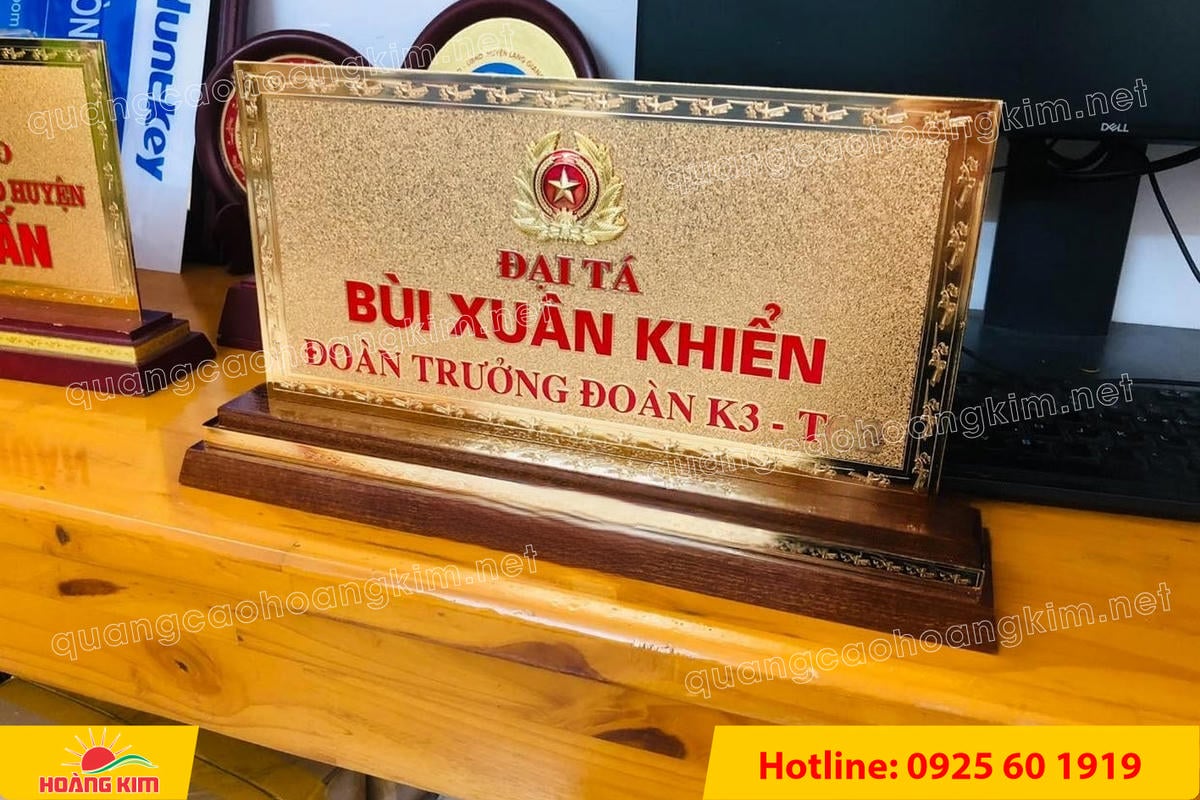 bien chuc danh quan doi mat dong 2mm kt15x30cm de go co ma vang 24k gan logo noi 23 - BIỂN CHỨC DANH QU&Acirc;N ĐỘI, BẢNG T&Ecirc;N ĐỂ B&Agrave;N CỰC ĐẸP