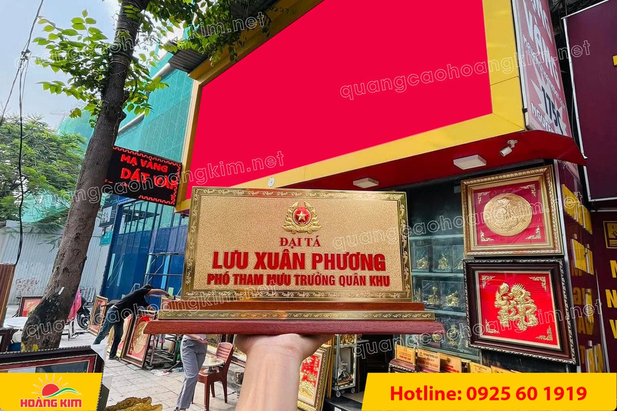 bien chuc danh quan doi mat dong 2mm kt15x30cm de go co ma vang 24k gan logo noi 24 - BIỂN CHỨC DANH QU&Acirc;N ĐỘI, BẢNG T&Ecirc;N ĐỂ B&Agrave;N CỰC ĐẸP