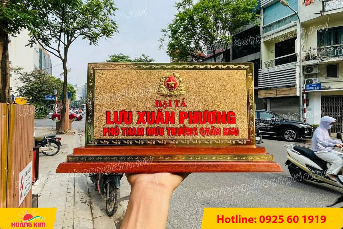 bien chuc danh quan doi mat dong 2mm kt15x30cm de go co ma vang 24k gan logo noi 25 - BIỂN CHỨC DANH QU&Acirc;N ĐỘI, BẢNG T&Ecirc;N ĐỂ B&Agrave;N CỰC ĐẸP