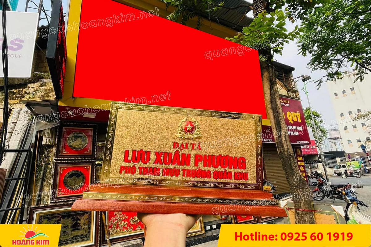 bien chuc danh quan doi mat dong 2mm kt15x30cm de go co ma vang 24k gan logo noi 26 - BIỂN CHỨC DANH QU&Acirc;N ĐỘI, BẢNG T&Ecirc;N ĐỂ B&Agrave;N CỰC ĐẸP