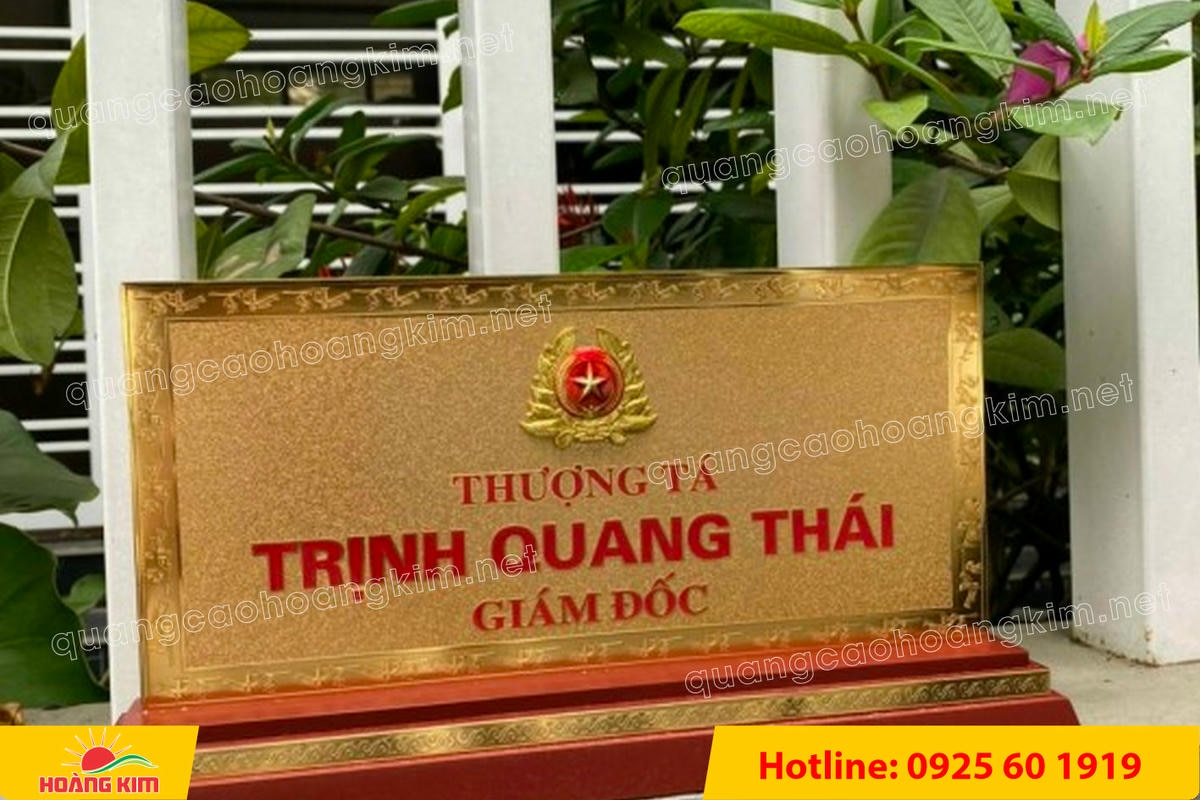 bien chuc danh quan doi mat dong 2mm kt15x30cm de go co ma vang 24k gan logo noi 28 - BIỂN CHỨC DANH QU&Acirc;N ĐỘI, BẢNG T&Ecirc;N ĐỂ B&Agrave;N CỰC ĐẸP