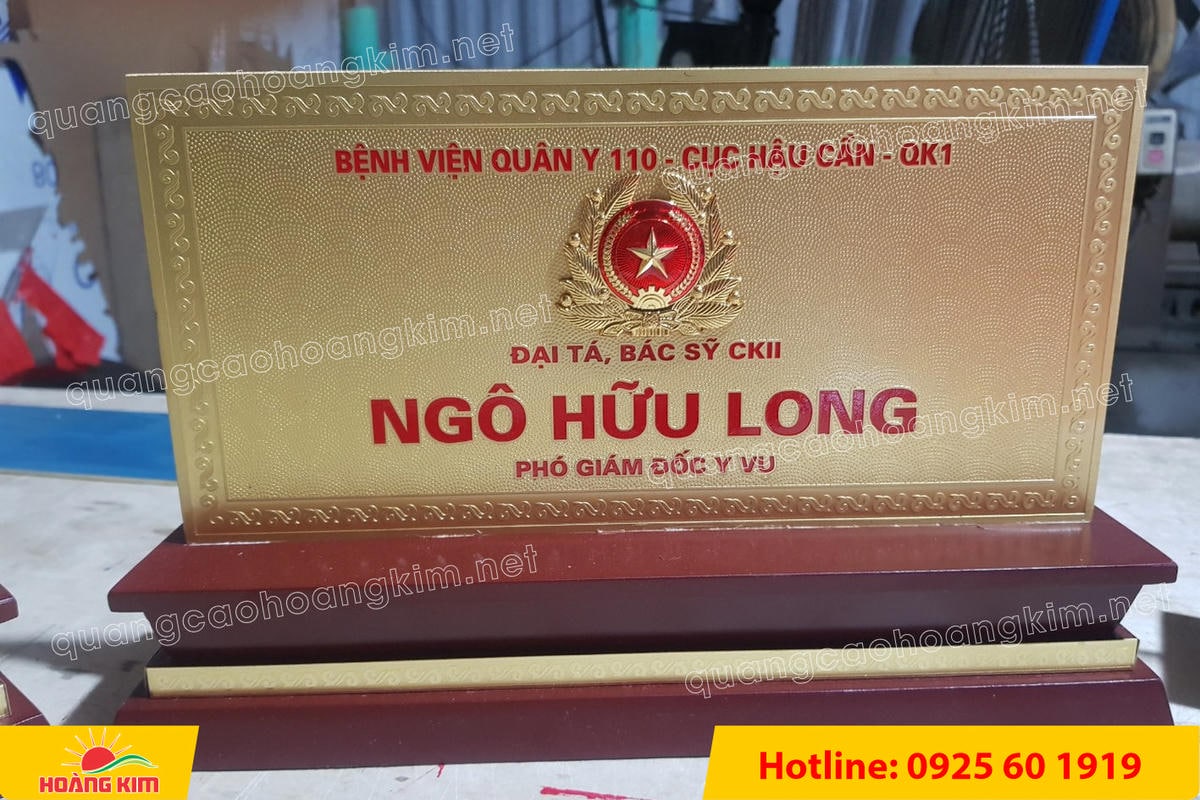 bien chuc danh quan doi mat dong 2mm kt15x30cm de go co ma vang 24k gan logo noi 31 - BIỂN CHỨC DANH QU&Acirc;N ĐỘI, BẢNG T&Ecirc;N ĐỂ B&Agrave;N CỰC ĐẸP