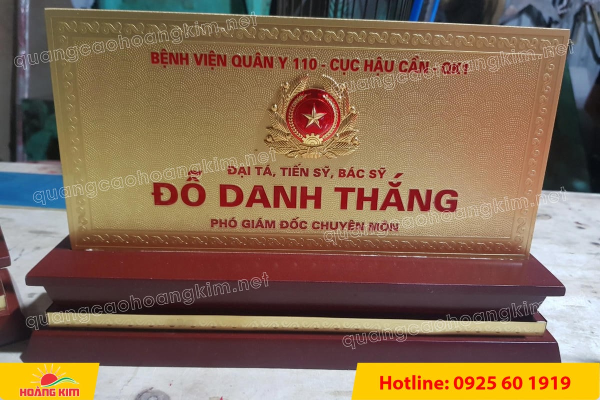 bien chuc danh quan doi mat dong 2mm kt15x30cm de go co ma vang 24k gan logo noi 32 - BIỂN CHỨC DANH QU&Acirc;N ĐỘI, BẢNG T&Ecirc;N ĐỂ B&Agrave;N CỰC ĐẸP